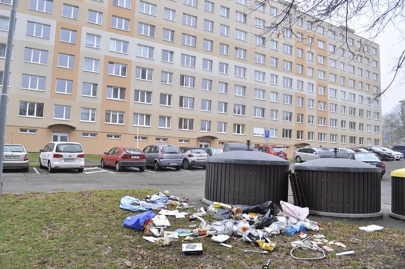 Popelnice bez přístřešků v Mostě vypadají hrozně, jako pěst na oko