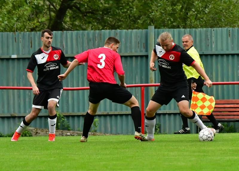 Meziboří (červené dresy) porazilo Březno 3:0.