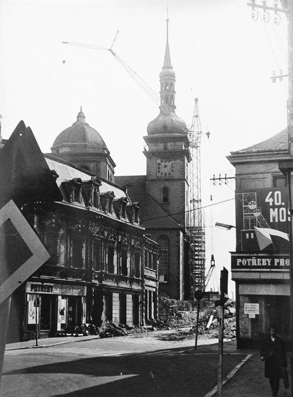 Fotografie z přípravy a samotného unikátního přesunu kostela Nanebevzetí Panny Marie v Mostě.