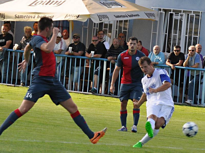 Louny (v bílém) versus Souš. Domácí vyhráli 3:0.