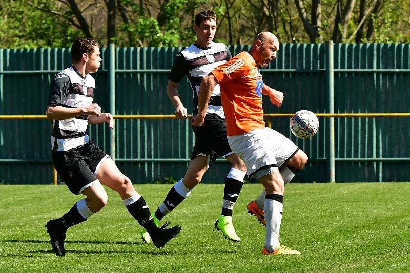 Meziboří (v oranžovém) na velikonoční neděli doma vypráskalo 5:0 Dobkovice.