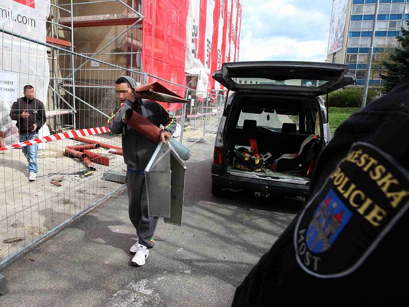 Strážníci donutili oba muže, aby vrátili okapy zpět na místo