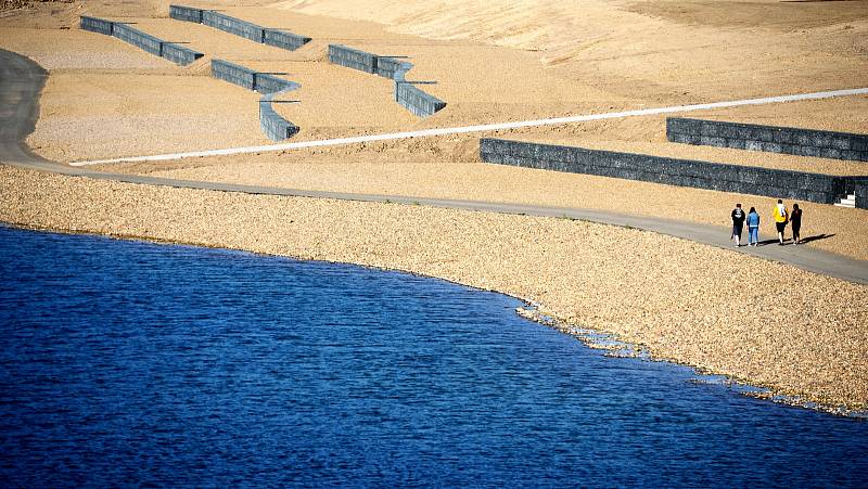 Jezero Most se už stává atrakcí, přestože přístup k vodě ještě není povolen kvůli výstavbě rekreačního zázemí na pobřeží.