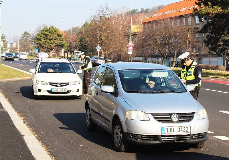 Mostečtí policisté měřili během Speed Marathonu rychlost v ulici Slovenského národního povstání před tamní základní školou.