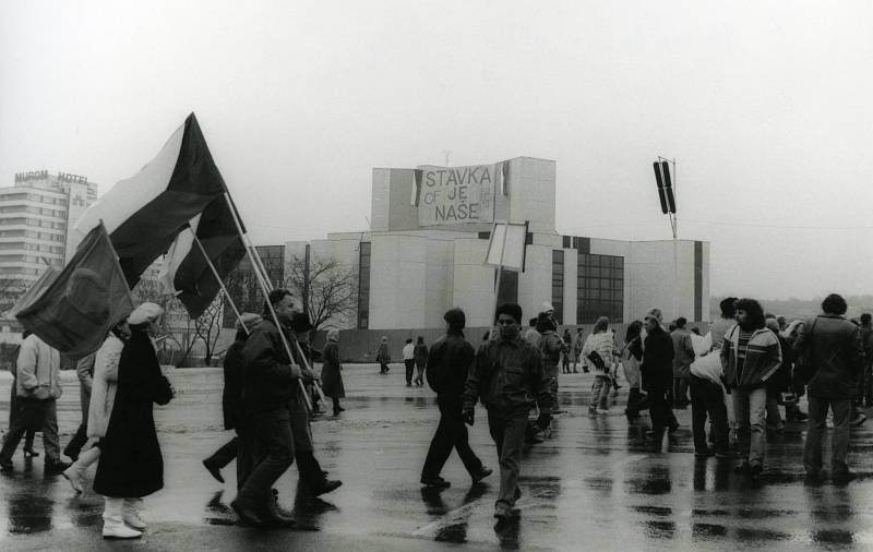 Fotografie jsou z generální stávky v Mostě 27. 11. 1989. 