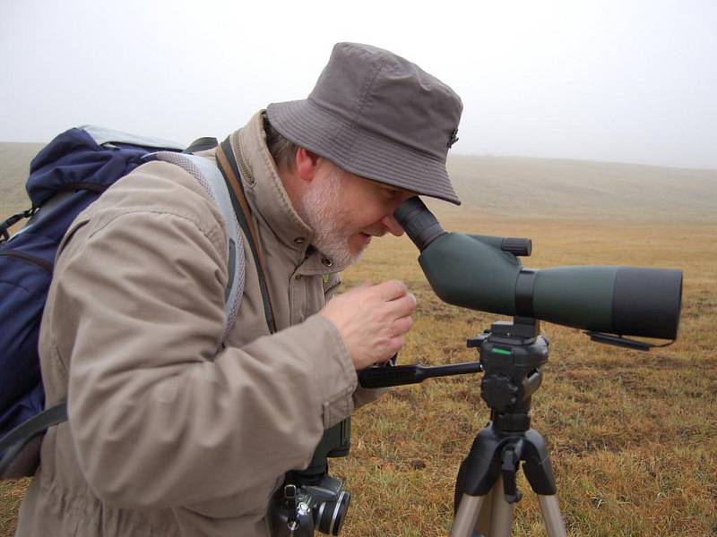 Ornitolog Jaroslav Bažant pozoruje ptáky u jezera Most.