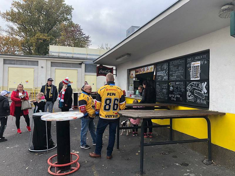 Na hokeji v Litvínově si požitkáři přijdou na své. Výběr jídla a pití mají bohatý.
