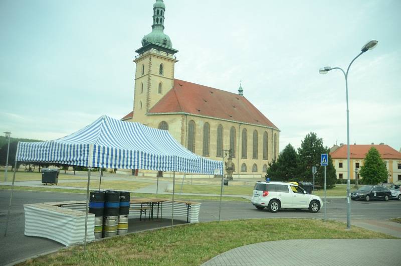 Pátek večer u kostela v Mostě, den před oslavou.