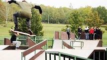 Skatepark v mosteckém parku Šibeník v neděli odpoledne ožil.