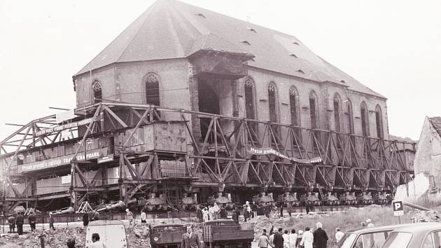 Přesun kostela v Mostě v roce 1975.