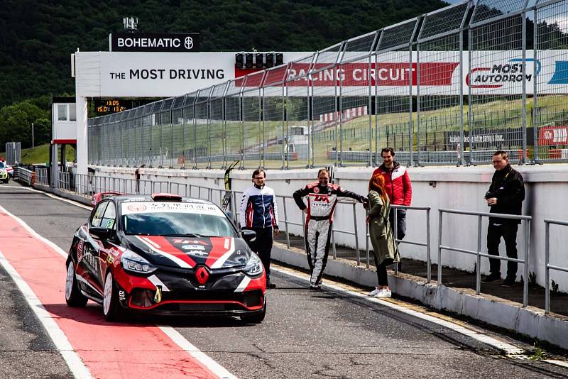 Na mosteckém autodromu padl nový rekord trati!Ten zajel nový člen Buggyry, třicetiletý masér Petr Haluška alias „Slepý Bandita“, s Renaultem Clio IV Cup.