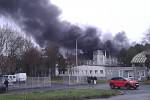 Požár v průmyslové zóně u děkanského kostela v Mostě.