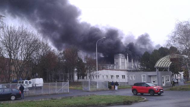 Požár v průmyslové zóně u děkanského kostela v Mostě.