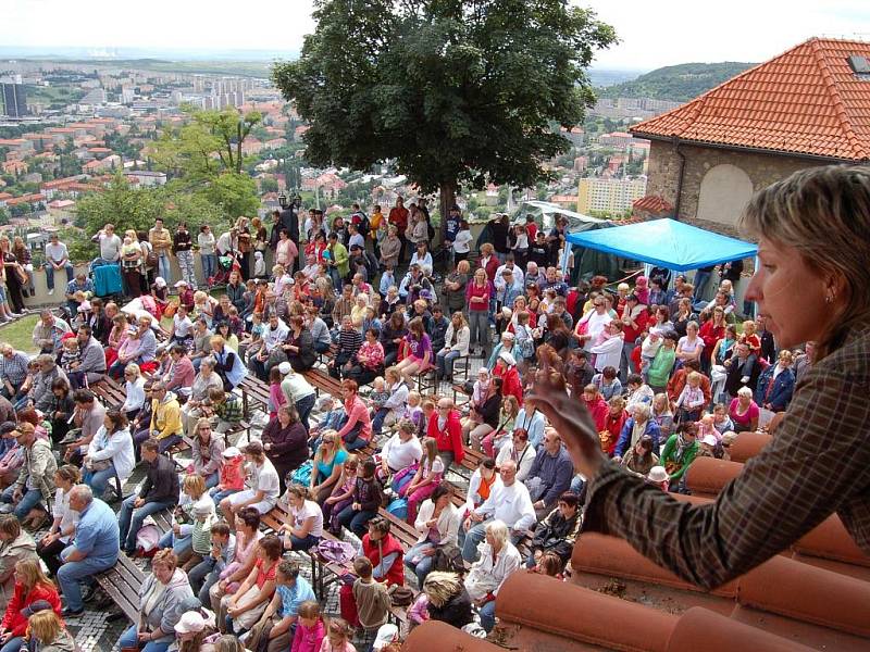 Na Hněvín přišly stovky lidí.