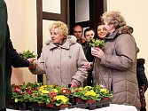 V Havrani loni ženy dostaly květinu při společné oslavě MDŽ, letos pro ně obec pořádá zábavu v pátek 16. března.