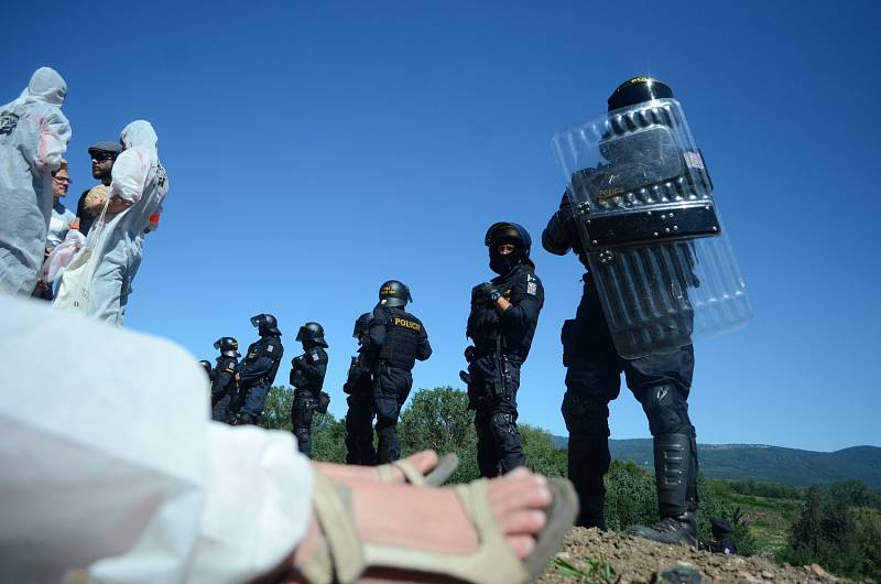 Pochod demonstrantů do dolu Bílina na Mostecku.