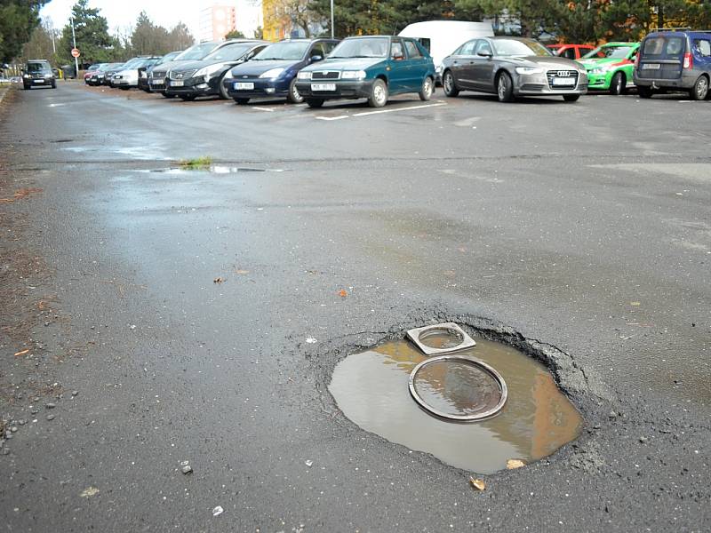 Poškozené komunikace v Mostě