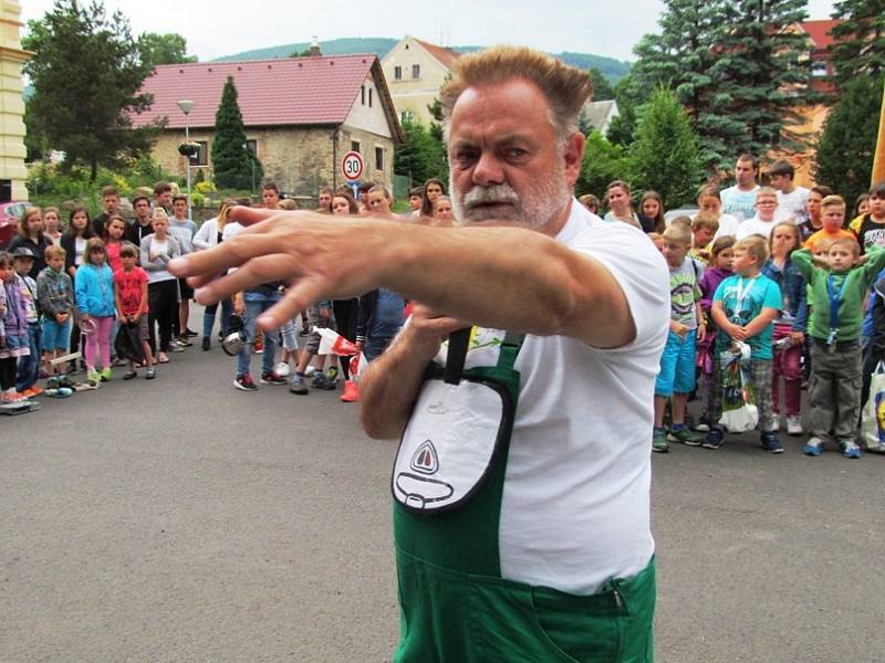 Herec a komik Václav Upír Krejčí přijel do Horního Jiřetína ukázat školákům, jak se nakládá s vysloužilými elektrospotřebiči. Přístroje odevzdávali i dospělí.