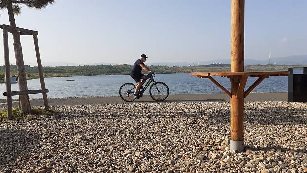 Jezero Most. Na snímku cyklotrasa vedoucí přes pláž.