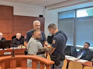 Daniel F. si u ústeckého krajského soudu vyslechl rozsudek v kauze pádu jeho družky z okna domu v Litvínově.