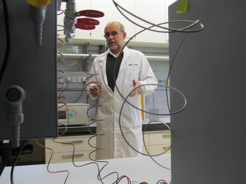 Jan Šafář, vedoucí střediska analytické chemie a vedoucí výzkumného programu, v jedné z laboratoří.