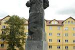 Pes močí na podstavec zachované sochy G. M. Dimitrova u 7. ZŠ v Mostě. Dimitrov byl bulharský revolucionář a komunistický pohlavár, ve své zemi měl po 2. světové válce podobnou moc jako v tuzemsku K. Gottwald.