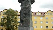 Pes močí na podstavec zachované sochy G. M. Dimitrova u 7. ZŠ v Mostě. Dimitrov byl bulharský revolucionář a komunistický pohlavár, ve své zemi měl po 2. světové válce podobnou moc jako v tuzemsku K. Gottwald.