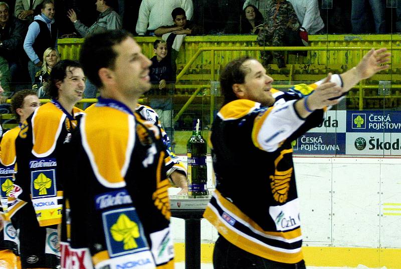 Děkovačky Litvínova v sezoně 2006/2007 - Vojtěch Kubinčák a Vladimír Gýna (v popředí) slaví s Becherovkou