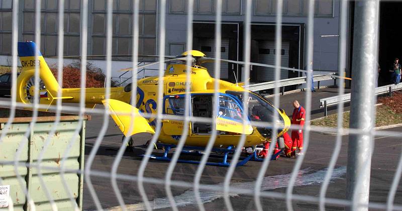 Těžce zraněného dělníka transportoval vrtulník