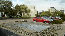 Tady, na okraji centra Mostu, stála socha Klementa Gottwalda, prvního komunistického prezidenta. Vévodila budově, kde sídlil Okresní výbor Komunistické strany Československa (OV KSČ). Dnes jsou v rekonstruovaném objektu obchody, kanceláře a zábavní centru