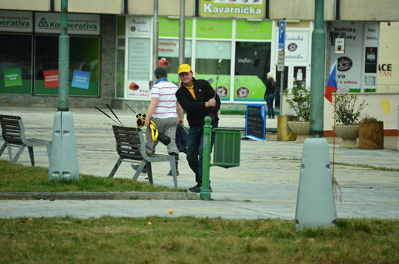 Extrémní golfisté soutěžili v sobotu v centru Mostu.