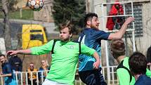 TJ Sokol Březno - TJ Sokol Udlice 1:0, domácí hráči jsou v modrém.