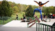 Skatepark v mosteckém parku Šibeník v neděli odpoledne ožil.