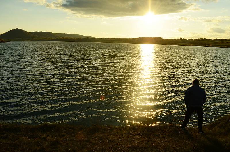 V sobotu 24. října navštívila jezero Most odpoledne i večer řada lidí. Parkoviště byla plná.