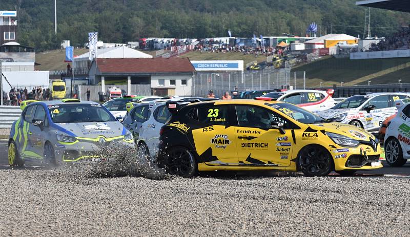 Závody na mosteckém autodromu.