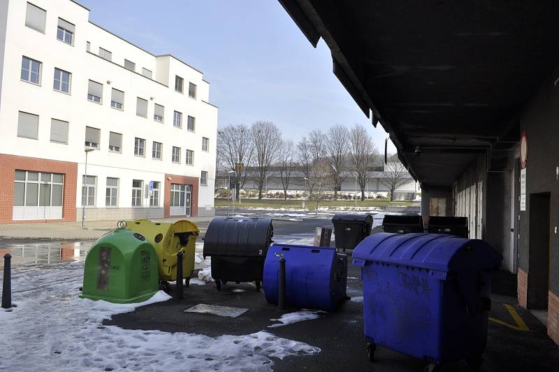 Popelnice bez přístřešků v Mostě vypadají hrozně, jako pěst na oko