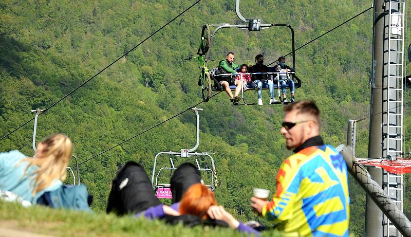 Lidé si užívají čerstvého vzduchu a zábavu ve Sport areálu Klíny, který v květnu zahájil letní sezonu.