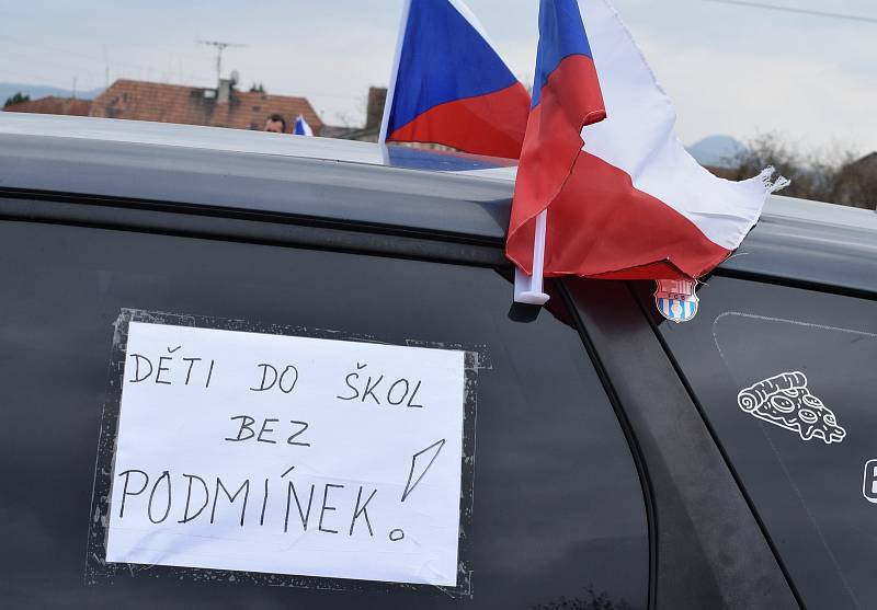 Z Mostu opět vyjela protestní jízda s vlajkami.