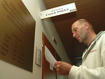 Miloš Pašek stojí u kanceláře služby Czech POINT, kteoru včera zprovoznil mostecký magistrát.