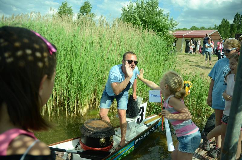 Sobotní závody dračích lodí na Matyldě v Mostě.