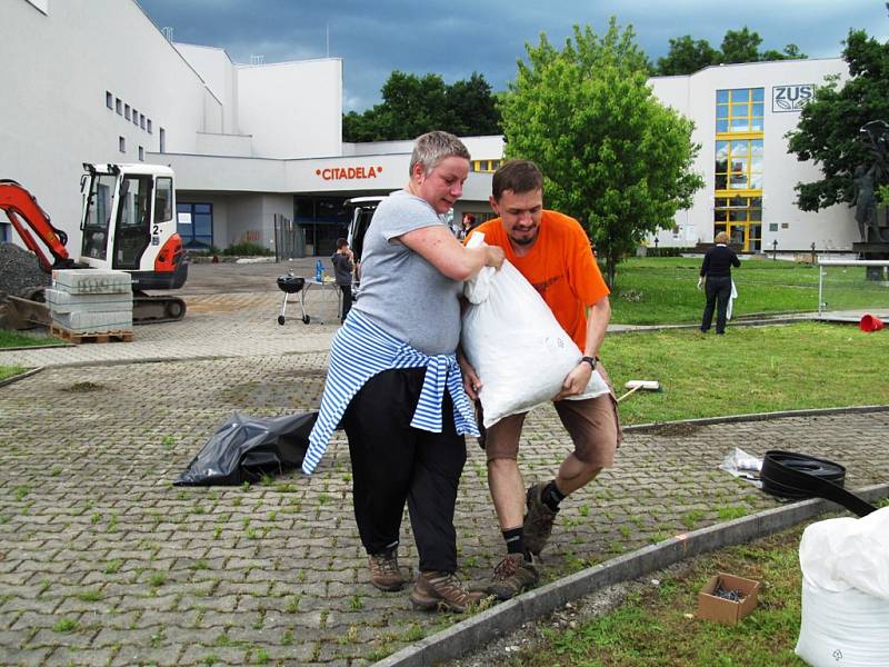 Spolek MY Litvínov rozjel proměnu parku na střeše Billy.