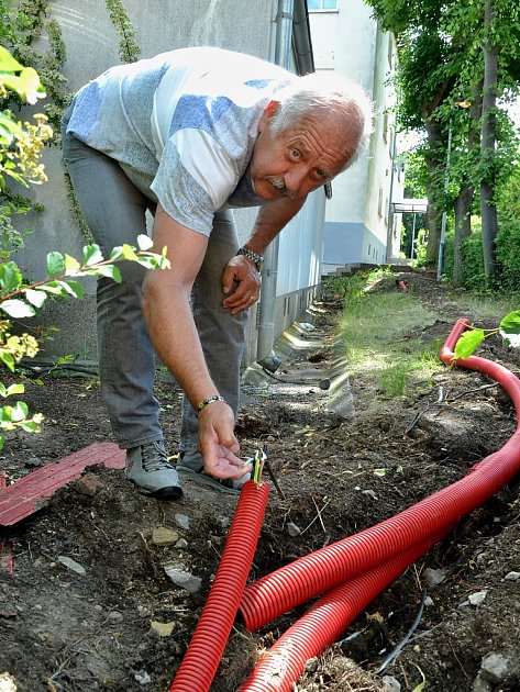 Libor Remuta z Technických služeb Most ukazuje kde zloději uštípali kabely osvětlení. Foto: 