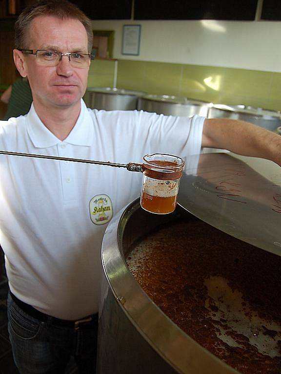  Mostecký rodák Luboš Luňáček zahájil provoz originální restaurace s výrobou piva. Pozval i bývalého sládka ze zaniklého pivovaru Most.