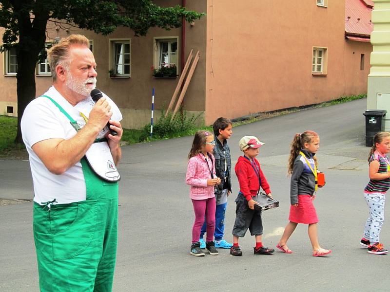 Herec a komik Václav Upír Krejčí přijel do Horního Jiřetína ukázat školákům, jak se nakládá s vysloužilými elektrospotřebiči. Přístroje odevzdávali i dospělí.