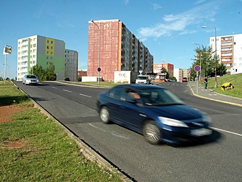 Na okraji "Sedmistovek" vzniklo nové parkoviště. Na snímku je blízká křižovatka, kde bude kruhový objezd a u něj další parkoviště pro 110 aut.