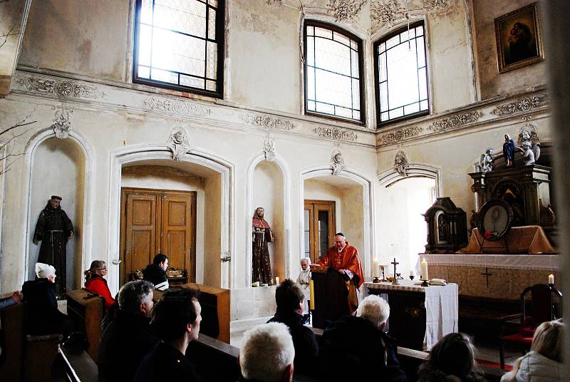 Poutní mše svatá na zámku Jezeří, v kapli Panny Marie Bolestné, kterou celebroval Martin Davídek, generální vikář litoměřické diecéze.