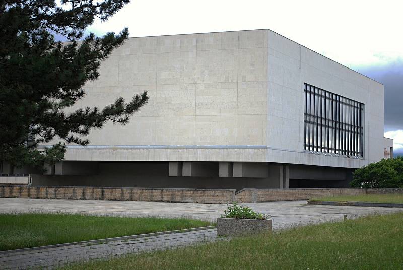 Dospělými opuštěné Repre teď využívá mládež. U chátrajícího chrámu kultury  jezdí na koloběžkách, skateboardech, klábosí a řeší své problémy, kterým starší generace nerozumí.