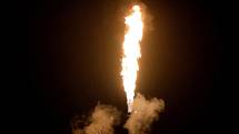 Obří plamen září do noci z hořáku chemičky Unipetrol v Záluží