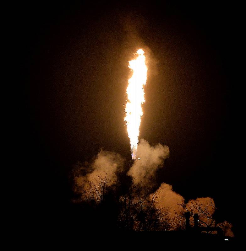 Obří plamen září do noci z hořáku chemičky Unipetrol v Záluží