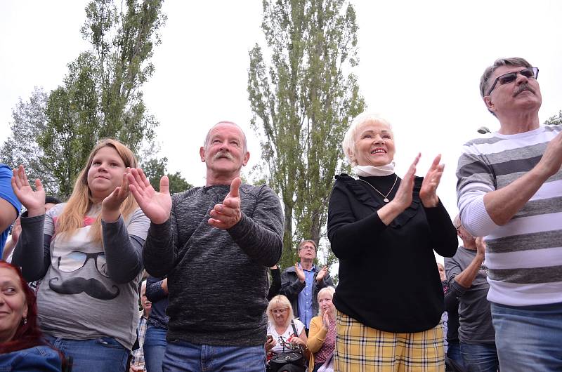 Letní amfiteátr na mosteckém Benediktu byl v sobotu večer narvaný příznivci lidové hudby.